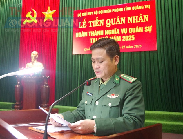 Thượng tá Nguyễn Quang Tuấn - Phó Tham mưu trưởng công bố quyết định quân nhân hoàn thành nghĩa vụ quân sự năm 2025.