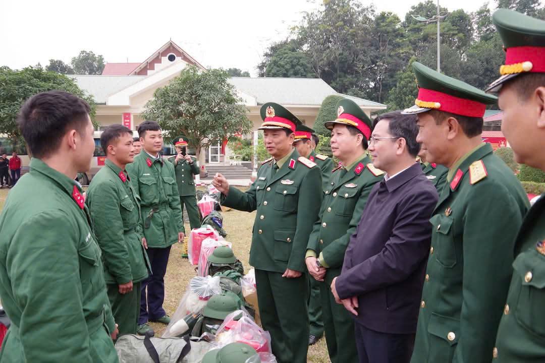 Trung tướng Hà Thọ Bình, Tư lệnh Quân khu 4 động viên tinh thần các thanh niên hoàn thành nghĩa vụ quân sự trở về địa phương.