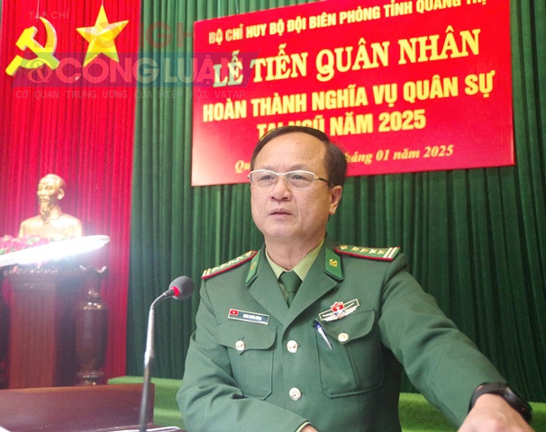 Đại tá Đinh Xuân Hùng – Bí thư Đảng uỷ, Chính uỷ BĐBP tỉnh đã biểu dương, chúc mừng các quân nhân hoàn thành nghĩa vụ quân sự được xuất ngũ đợt này