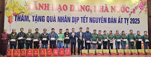 Ông Lê Văn Trung, Chủ tịch Ủy ban Mặt trận Tổ quốc Việt Nam thành phố và ông Ngô Xuân Thắng, Chủ tịch HĐND thành phố trao quà cho các hộ gia đình và công nhân có hoàn cảnh khó khăn.