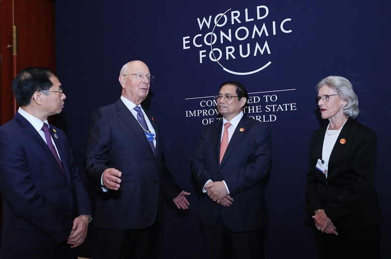 Thủ tướng Phạm Minh Chính trao đổi với Giáo sư Klaus Schwab, nhà sáng lập kiêm Chủ tịch WEF - Ảnh: VGP/Nhật Bắc