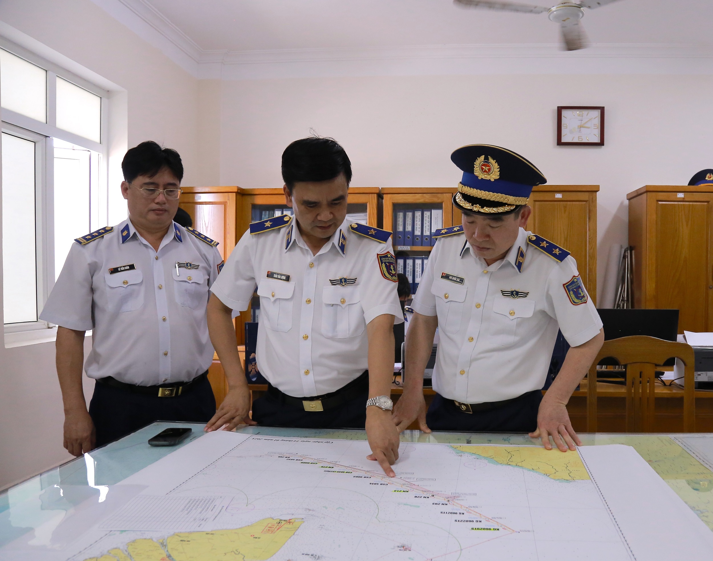 Trung tướng Bùi Quốc Oai – Bí thư Đảng ủy, Chính ủy Cảnh sát biển Việt Nam kiểm tra công tác SSCĐ của BTL Vùng Cảnh sát biển 4