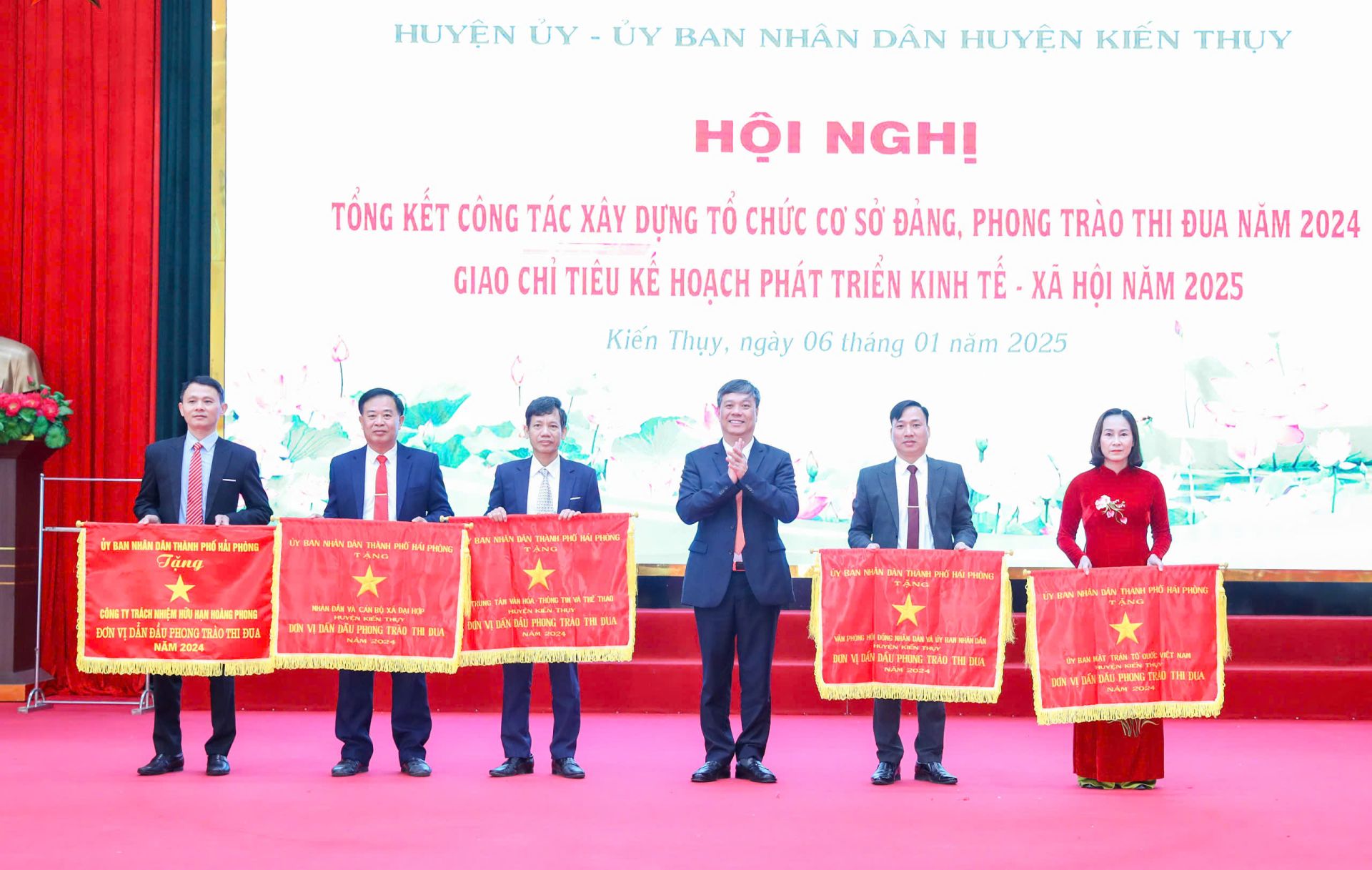 5 tập thể hoàn thành vượt các chỉ tiêu thi đua và nhiệm vụ được giao, dẫn đầu phong trào thi đua huyện Kiến Thụy năm 2024 được nhận cờ thi đua của UBND TP. Hải Phòng