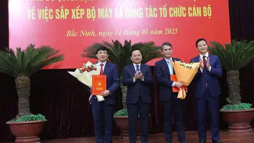 Trao quyết định bổ nhiệm và điều động cho Trưởng Ban Nội chính và Phó trưởng Ban Thường trực Ban Tổ chức Tỉnh ủy.