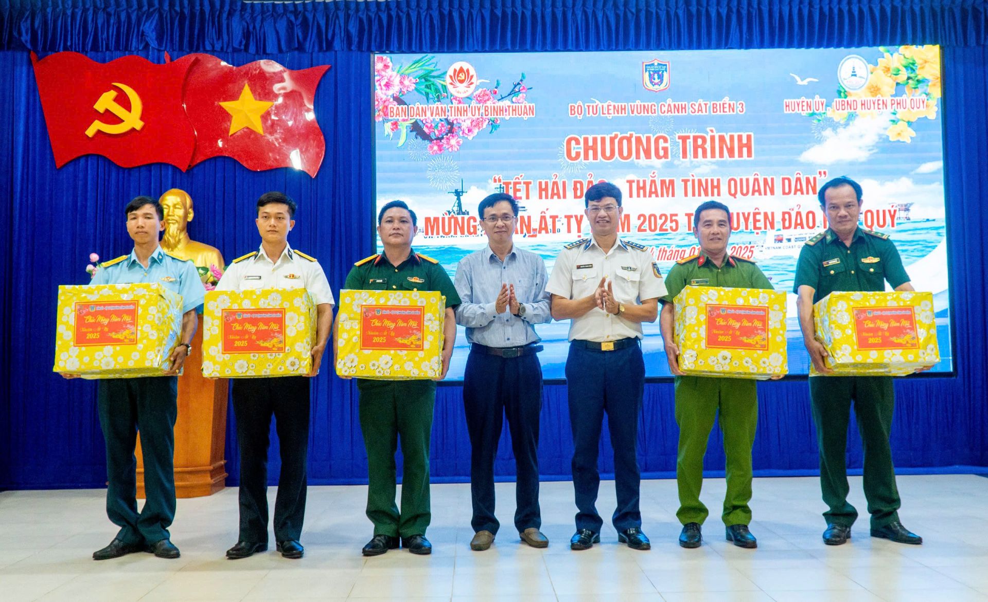 Đại tá Cao Xuân Quận trao quà tặng các đơn vị lực lượng vũ trang đứng chân trên địa bàn huyện Phú Quý.