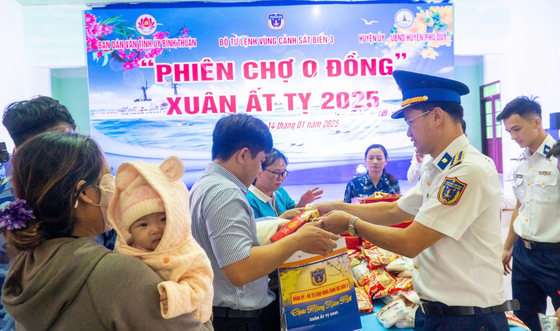 “Phiên chợ Tết 0 đồng” tặng 100 phiếu mua hàng miễn phí cho bà con ngư dân, gia đình chính sách có hoàn cảnh khó khăn trên địa bàn huyện đảo Phú Quý