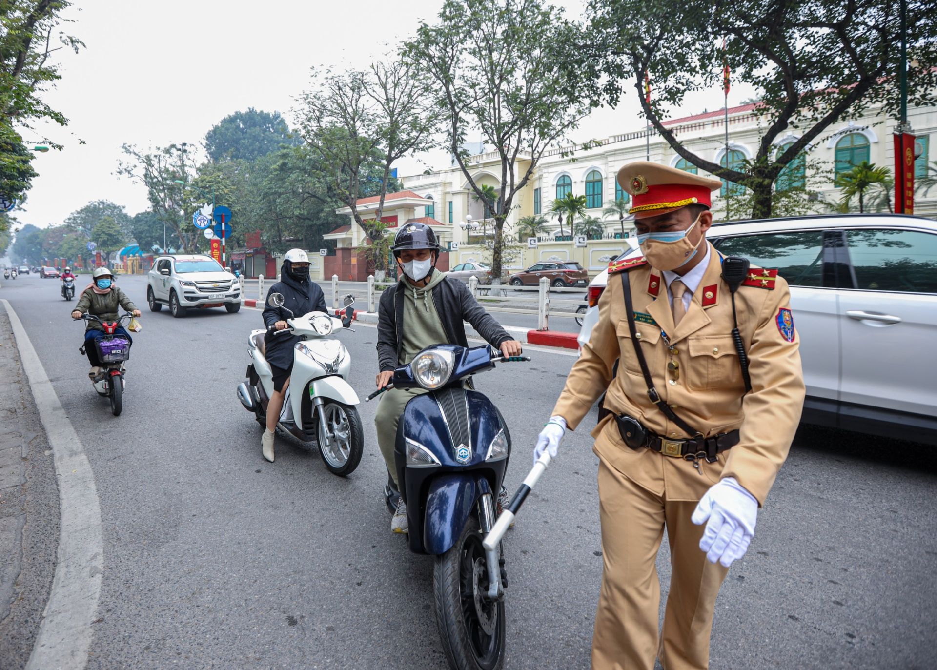 Phòng Cảnh sát giao thông, Công an TP. Hà Nội cho biết, trong 15 ngày đầu năm 2025, cơ quan này đã xử lý 12.267 trường hợp vi phạm giao thông, phạt tiền ước tính 30,5 tỷ đồng