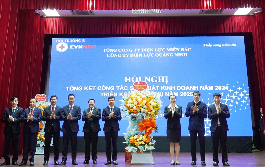 1 Bà Đỗ Nguyệt Ánh - Chủ tịch Hội đồng thành viên EVNNPC tặng hoa chúc mừng Hội nghị tổng kết năm 2024 của PC Quảng Ninh