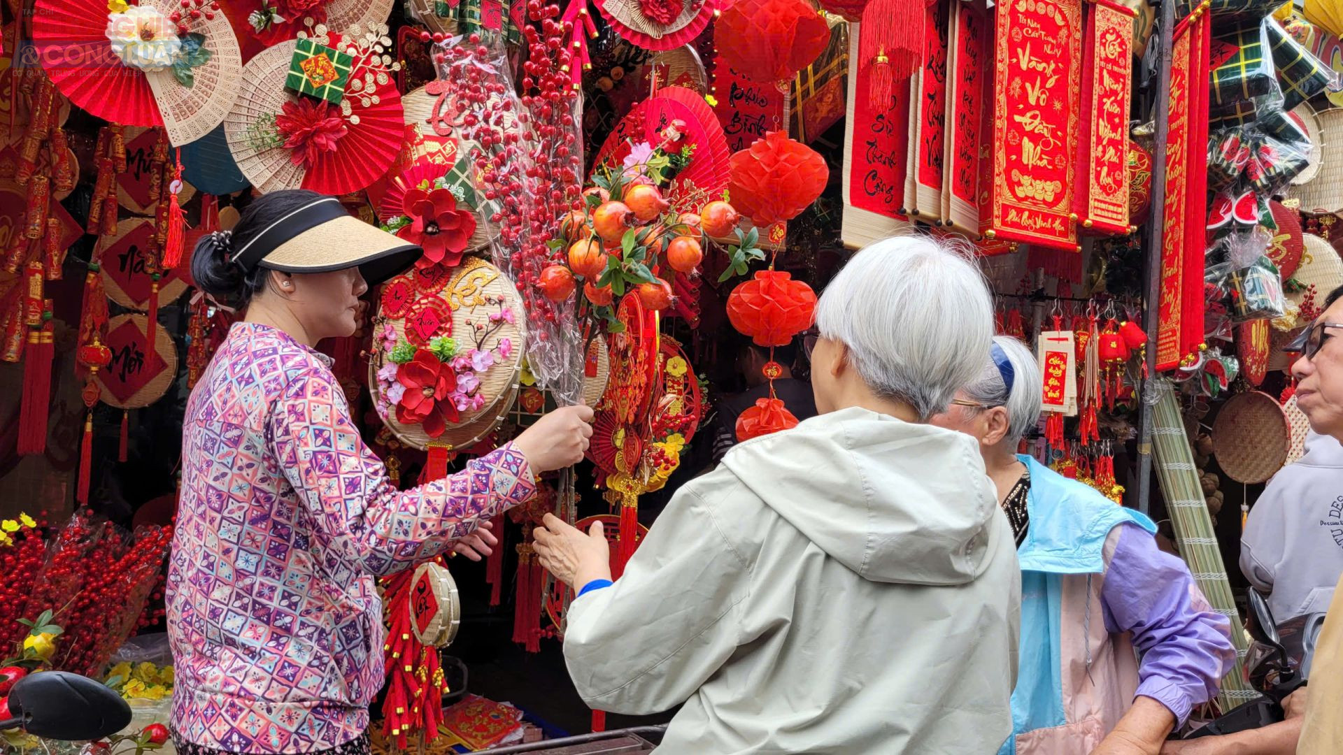 Không khí mua bán nhộn nhịp càng làm cho mọi người nôn nao đón chờ một năm mới bình an và hạnh phúc