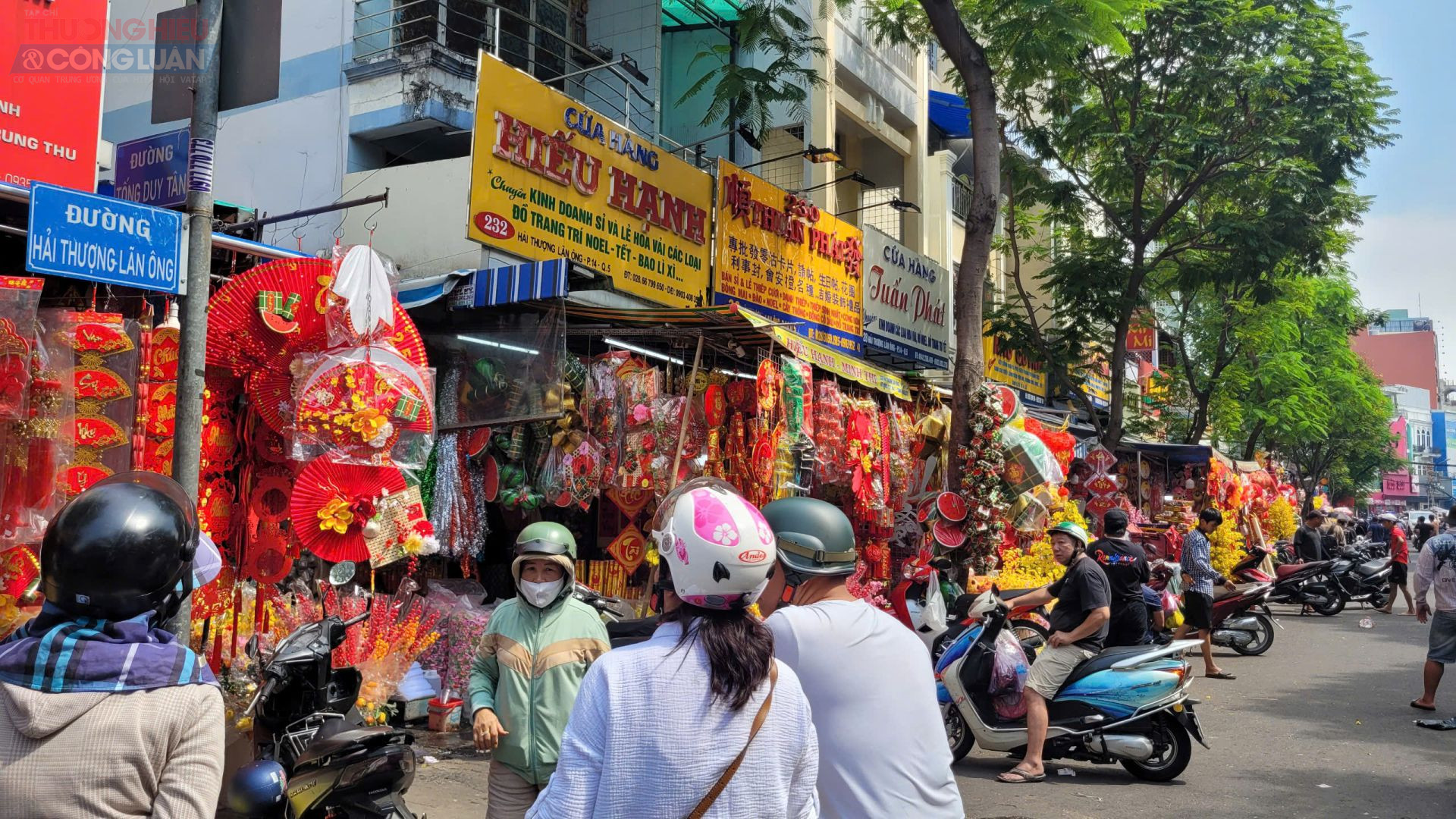 Đường Hải Thượng Lãn Ông là một trong những địa điểm bán đồ trang trí Tết nhiều nhất ở TP. Hồ Chí Minh. Hàng năm, mỗi độ Tết đến xuân về, con đường này ngập trong sắc đỏ, người mua kẻ bán tấp nập