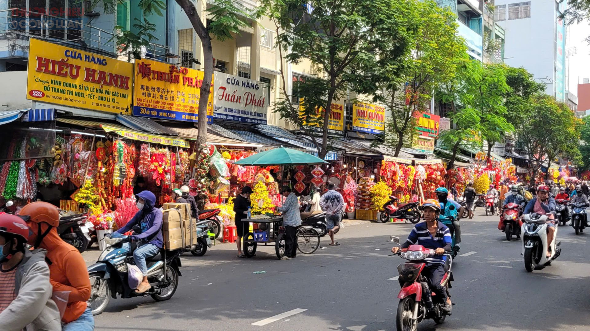 Vào những ngày này, đường Hải Thượng Lãn Ông (quận 5) đã bắt đầu khoác lên mình chiếc áo màu đỏ đặc trưng với những đồ trang trí Tết mang đậm chất truyền thống