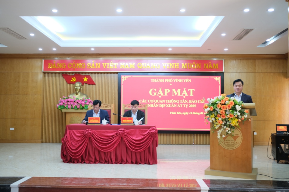 Ông Đào Văn Quyết, Phó Chủ tịch UBND thành phố Vĩnh Yên thông tin về tình hình phát triển kinh tế - xã hội đến các phóng viên. Ông Đào Văn Quyết, Phó Chủ tịch UBND thành phố Vĩnh Yên thông tin về tình hình phát triển kinh tế - xã hội đến các phóng viên.