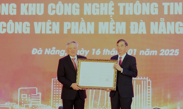 Phó Thủ tướng trao quyết định của Thủ tướng Chính phủ về mở rộng Khu công nghệ thông tin tập trung Công viên phần mềm Đà Nẵng số 2 - Ảnh: VGP/Nguyễn Hoàng