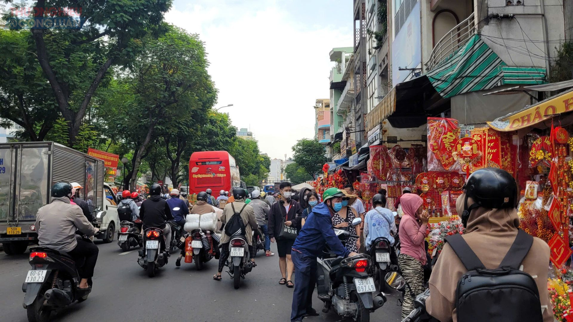 Các tuyến đường luôn trong tình trạng nhộn nhịp xe cộ chở các mặt hàng đồ trang trí Tết về các cửa hàng và giao cho người dân