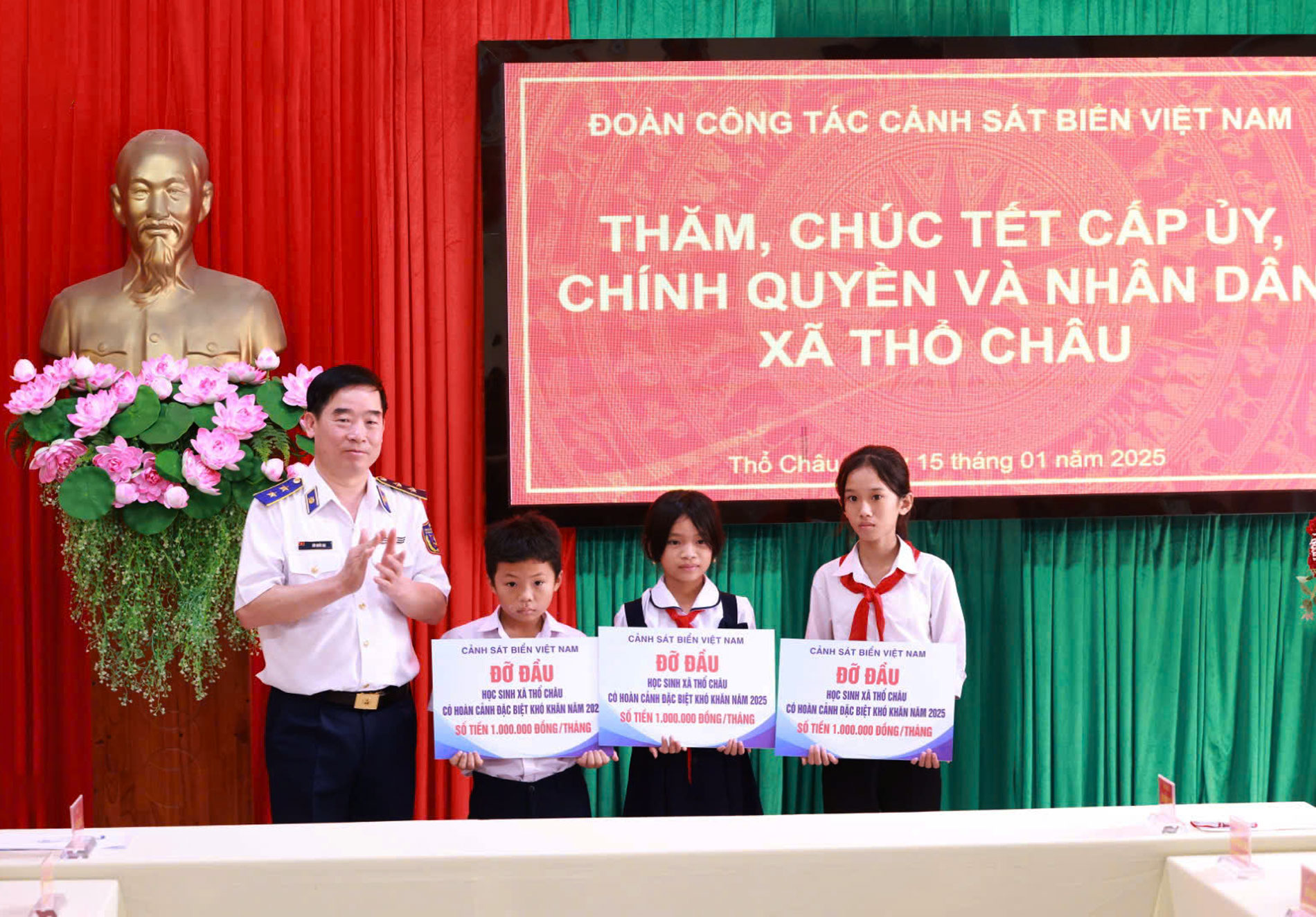 Đoàn công tác Bộ tư lệnh Cảnh sát biển Việt Nam tặng quà cho 3 em học sinh nhận đỡ đầu.