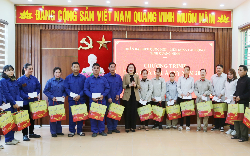 Bà Trần Thị Kim Nhung, Ủy viên Thường trực Ủy ban Pháp luật của Quốc hội, ĐBQH tỉnh Quảng Ninh tặng quà, chúc Tết người lao động có hoàn cảnh khó khăn tại huyện Vân Đồn.