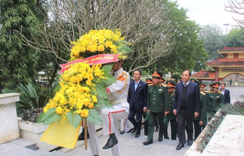 Thượng tướng Trịnh Văn Quyết và đoàn công tác đã đến dâng hoa, dâng hương tưởng niệm các Anh hùng liệt sĩ tại Ngã ba Đồng Lộc.