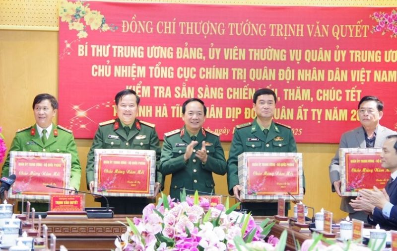 Thượng tướng Trịnh Văn Quyết tặng quà cho tập thể: Bộ CHQS tỉnh, Công an tỉnh, Bộ Chỉ huy BĐBP tỉnh và Hội Cựu chiến binh tỉnh.