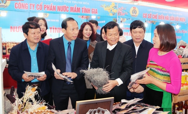 Các đại biểu tham quan các gian hàng tại chương trình “Ngày hội công nhân - Phiên chợ nghĩa tình” Xuân Ất Tỵ 2025