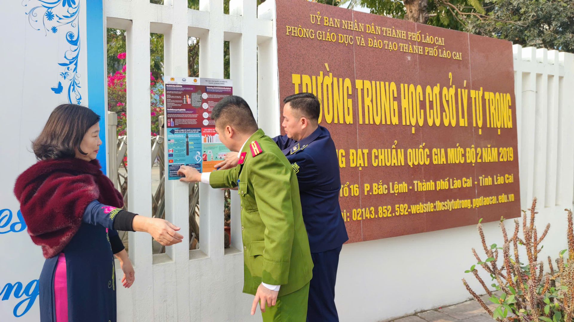 Cán bộ tuyên truyền và Thầy cô nhà trường phát tờ rơi, áp phích tuyên truyền Cán bộ tuyên truyền và Thầy cô nhà trường phát tờ rơi, áp phích tuyên truyền