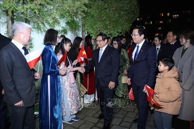 Thủ tướng Phạm Minh Chính thăm cán bộ, nhân viên Đại sứ quán và cộng đồng người Việt Nam tại Cộng hòa Ba Lan. Ảnh: Dương Giang/TTXVN Thủ tướng Phạm Minh Chính thăm cán bộ, nhân viên Đại sứ quán và cộng đồng người Việt Nam tại Cộng hòa Ba Lan. Ảnh: Dương Giang/TTXVN