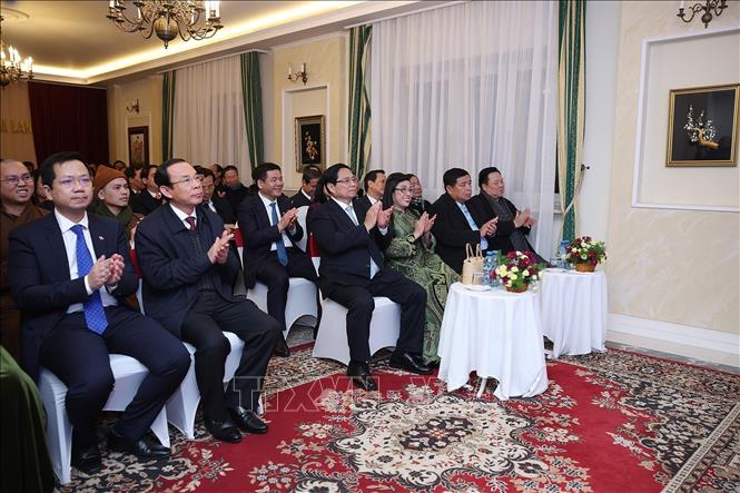 Thủ tướng Phạm Minh Chính và Phu nhân cùng đoàn cấp cao Việt Nam tham dự buổi gặp. Ảnh: Dương Giang/TTXVN Thủ tướng Phạm Minh Chính và Phu nhân cùng đoàn cấp cao Việt Nam tham dự buổi gặp. Ảnh: Dương Giang/TTXVN