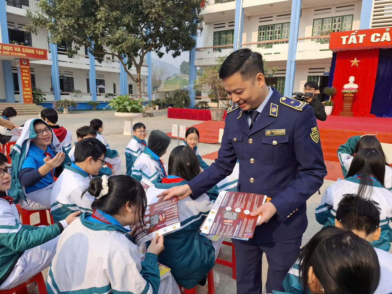 Công chức QLTT tỉnh Lào Cai phát tờ rơi tuyên truyền về tác hại của thuốc lá điện tử và thuốc lá nung nóng Công chức QLTT tỉnh Lào Cai phát tờ rơi tuyên truyền về tác hại của thuốc lá điện tử và thuốc lá nung nóng