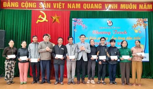 Đồn Biên phòng Triệu Vân tổ chức Chương trình “Xuân Biên phòng, ấm lòng dân biển” Xuân Ất Tỵ