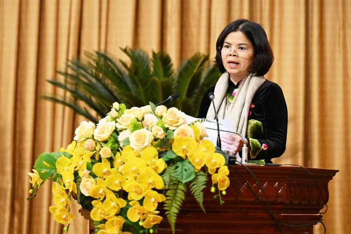 Chủ tịch HĐND tỉnh Nguyễn Hương Giang phát biểu tại kỳ họp.