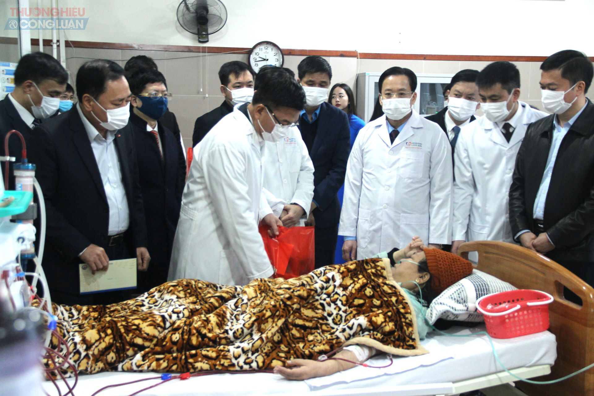 Phó Thủ tướng Chính phủ Lê Thành Long cùng đoàn công tác thăm hỏi, động viên, tặng quà cho bệnh nhân đang điều trị tại Khoa Nội Thận - Tiết niệu - Lọc máu, Bệnh viện Đa khoa tỉnh Lạng Sơn