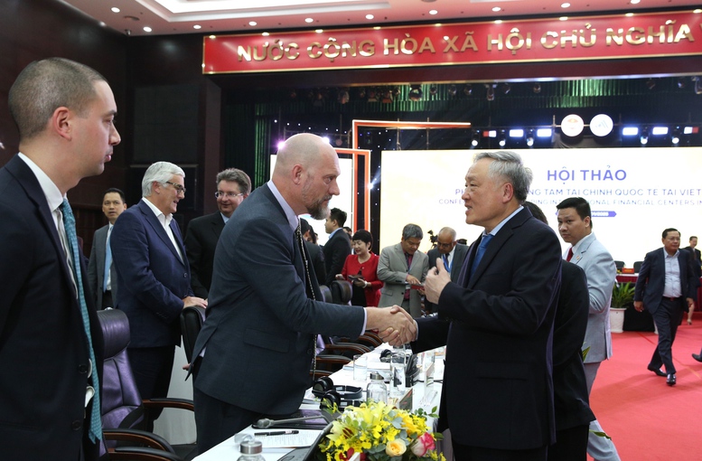 Phó Thủ tướng trao đổi, trò chuyện với các đại biểu dự hội thảo - Ảnh: VGP/Nguyễn Hoàng