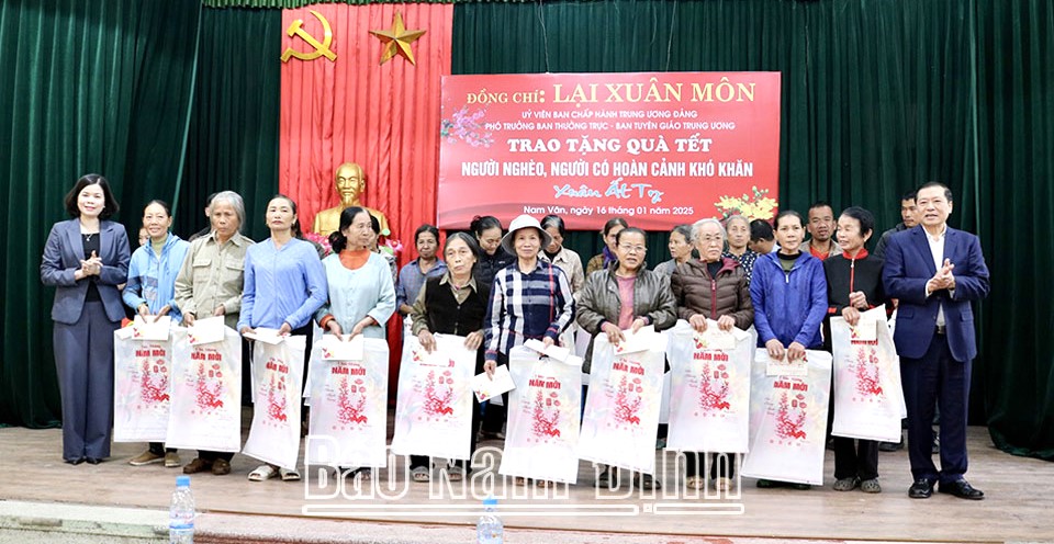 Trao tặng 100 suất quà Tết cho các gia đình có hoàn cảnh khó khăn trên địa bàn TP. Nam Định