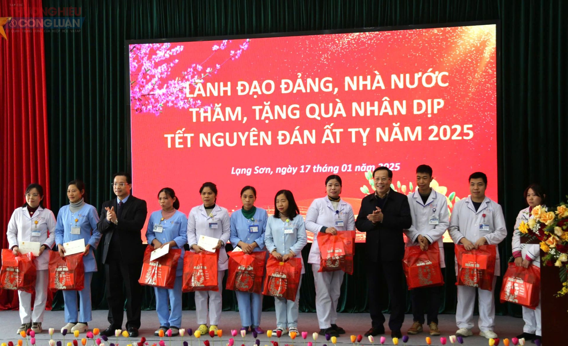 Bí thư Tỉnh ủy Lạng Sơn Hoàng Văn Nghiệm cùng Thứ trưởng Bộ Y tế Lê Đức Luận tặng quà cho cán bộ, nhân viên y tế Bệnh viện Đa khoa tỉnh Lạng Sơn