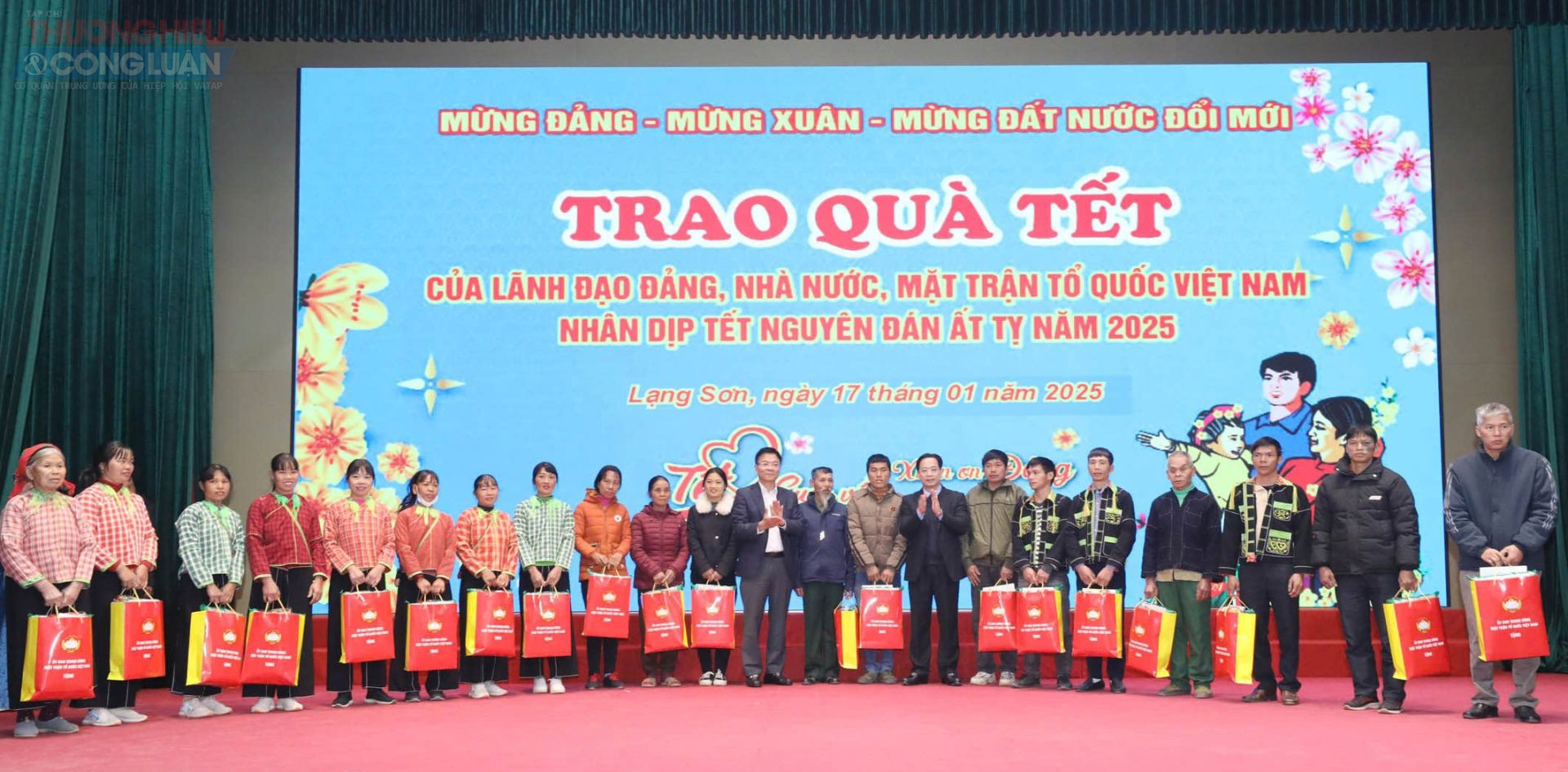 Phó Thủ tướng Chính phủ Lê Thành Long cùng Bí thư Tỉnh ủy Lạng Sơn Hoàng Văn Nghiệm trao quà Tết cho các hộ nghèo, cận nghèo, công nhân, người lao động có hoàn cảnh đặc biệt khó khăn tại chương trình