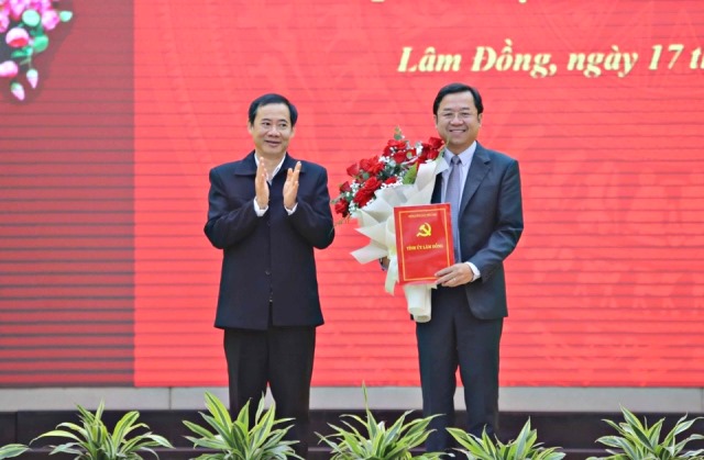 Ông Nguyễn Thái Học - Quyền Bí thư Tỉnh uỷ trao quyết định điều động ông Tôn Thiện Đồng - Uỷ viên Ban Thường vụ Tỉnh uỷ, Bí thư Thành uỷ Bảo Lộc giữ chức Trưởng Ban Tuyên giáo và Dân vận Tỉnh uỷ