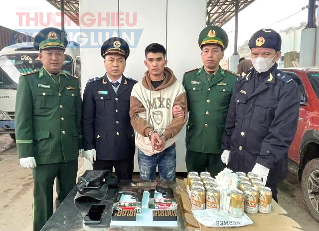 Đối tượng Cao Bá Huy và tang vật bị lực lượng chức năng bắt giữ.