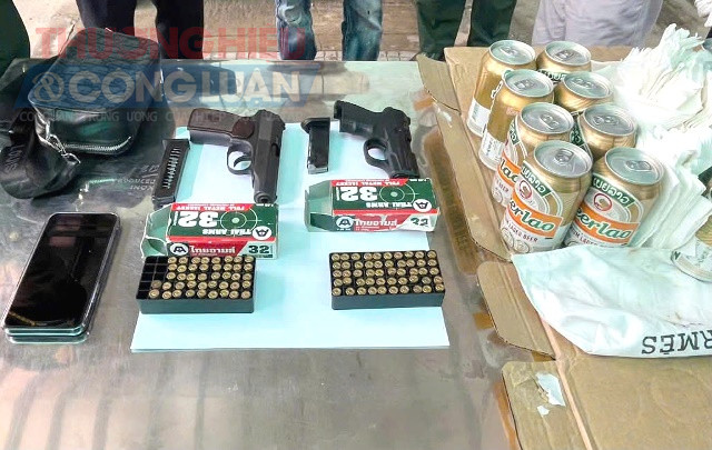 2 khẩu súng ngắn và 92 viên đạn được cất giấu trong thùng bia Lào.