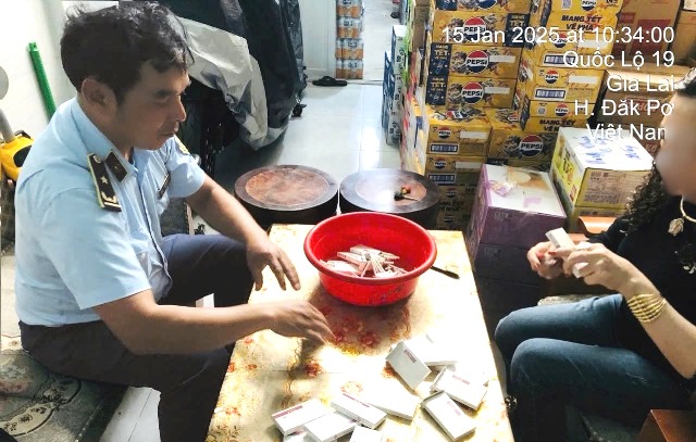 Đội QLTT số 7 giám sát việc tiêu hủy thuốc lá điếu nhập lậu