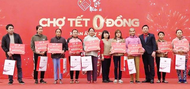 Trao quà tặng hộ nghèo, gia đình hoàn cảnh khó khăn Trao quà tặng hộ nghèo, gia đình hoàn cảnh khó khăn