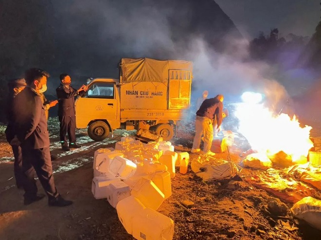 Lực lượng chức năng tổ chức tiêu hủy số hàng hóa vi phạm Lực lượng chức năng tổ chức tiêu hủy số hàng hóa vi phạm