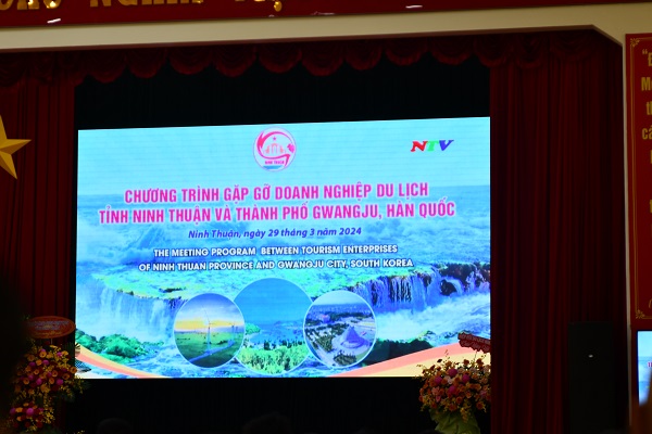 Chiếu video clip về tình hình kinh tế- xã hội của Tỉnh năm 2024