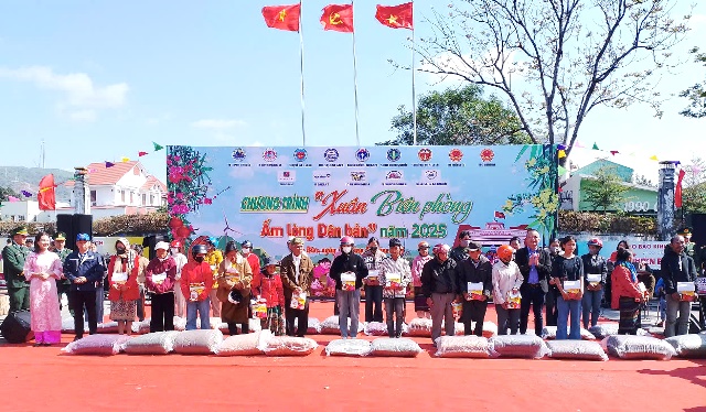 Lao Bảo: “Xuân Biên phòng-Ấm lòng dân bản”đến với người dân hai bên biên giới