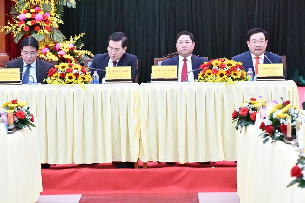 Các vị lãnh đạo Tỉnh chủ trì hội nghị