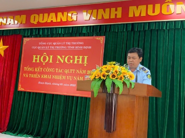 Ông Phạm Thanh Hiền trình bày Báo cáo Tổng kết công tác QLTT năm 2024. Ảnh: T.Hiền Ông Phạm Thanh Hiền trình bày Báo cáo Tổng kết công tác QLTT năm 2024. Ảnh: T.Hiền