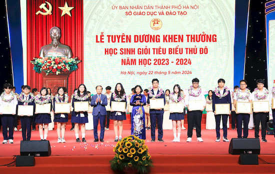 Lãnh đạo TP. Hà Nội tặng bằng khen tặng học sinh có thành tích xuất sắc