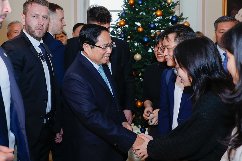 Sinh viên Việt Nam đang học tập tại Đại học Tổng hợp Warsaw chào đón Thủ tướng - Ảnh: VGP/Nhật Bắc Sinh viên Việt Nam đang học tập tại Đại học Tổng hợp Warsaw chào đón Thủ tướng - Ảnh: VGP/Nhật Bắc