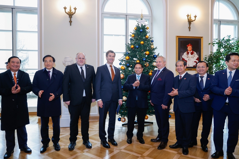Thủ tướng Phạm Minh Chính và đại diện ban lãnh đạo Đại học Tổng hợp Warsaw - Ảnh: VGP/Nhật Bắc Thủ tướng Phạm Minh Chính và đại diện ban lãnh đạo Đại học Tổng hợp Warsaw - Ảnh: VGP/Nhật Bắc