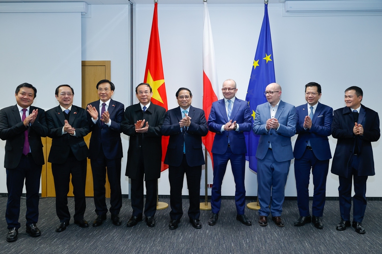 Thủ tướng và các đại biểu tại Viện Nghiên cứu quốc gia về an ninh mạng của Ba Lan (NASK) - Ảnh: VGP/Nhật Bắc