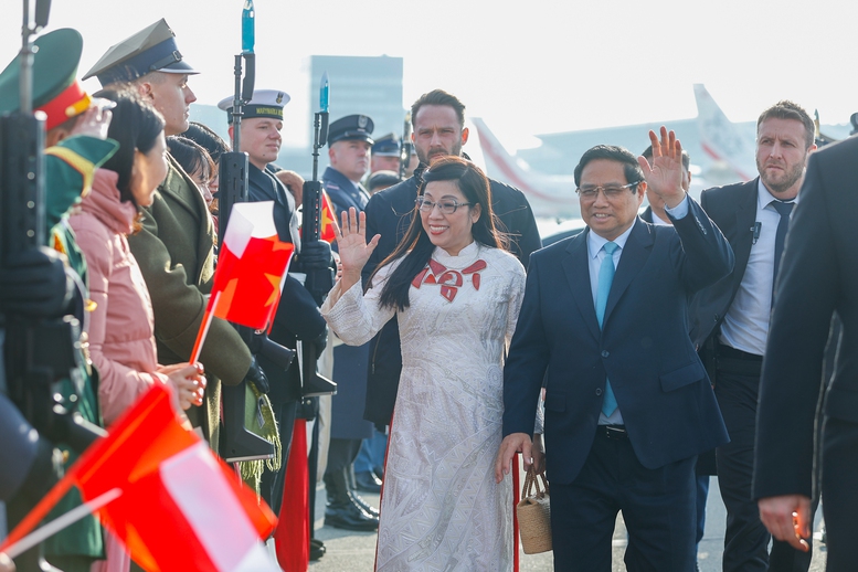 Thủ tướng Chính phủ Phạm Minh Chính và Phu nhân cùng đoàn đại biểu cấp cao Việt Nam rời Warsaw lên đường thăm chính thức Cộng hòa Czech
