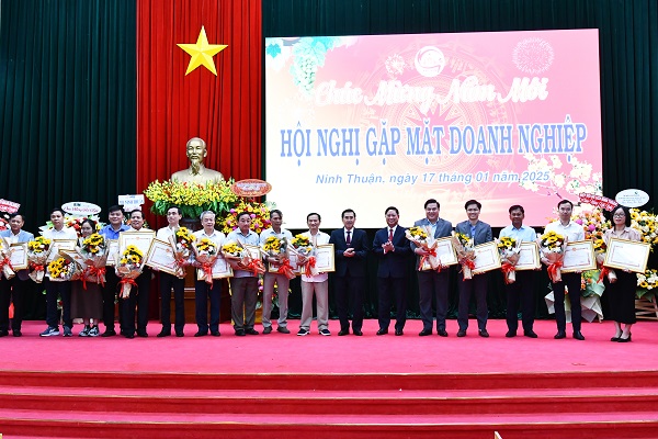 Tôn vinh, khen thưởng tập thể, cá nhân tiêu biểu